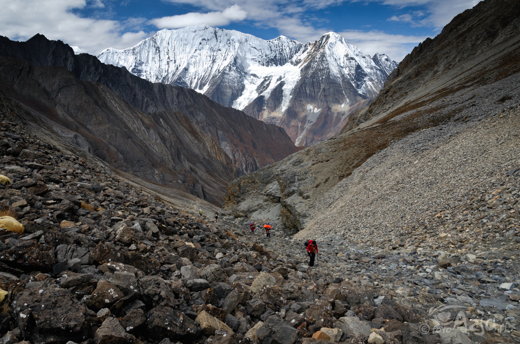 Dzień 8: Marsz na pierwszą przełęcz powyżej 5000m - Kang La. W tle majestatyczny masyw Kanjirowa